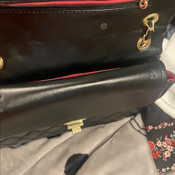 Elegant Black Quilted w/gold /hardware Chain Shoulder Bag - Picture 7 of 16